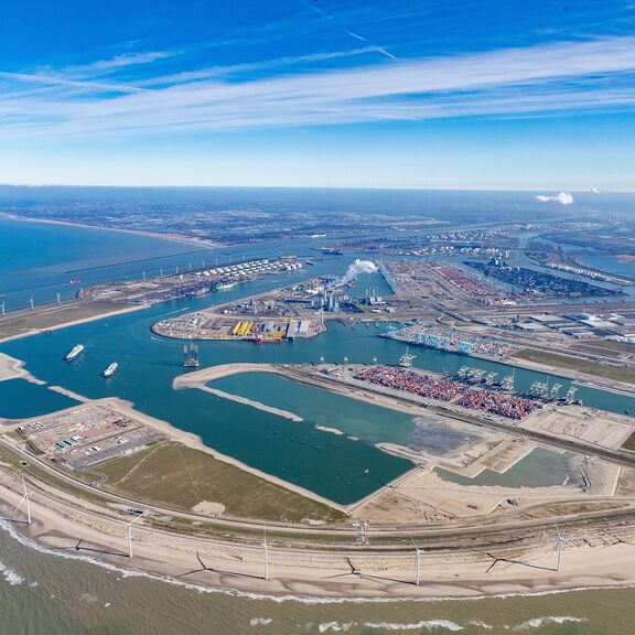 Luchtfoto van Maasvlakte 2 met nieuw land in Prinses Alexiahaven (foto: Martens Multimedia)